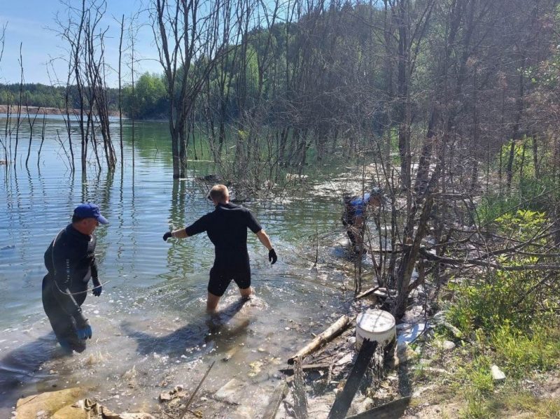 Кар'ер Зялёнку пад Гроднам ачысцяць ад смецця — у справу ўмяшаўся Дзяржкантроль смецце на вадаёме Зялёнка