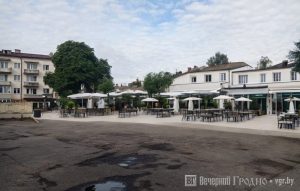 Замест чыноўнікаў - тусоўшчыкі. У былой адміністрацыі Ленінскага раёна з’явіцца дворык з кафэ Кафэ Найдуса