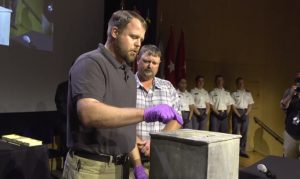 У ЗША ўскрылі таямнічую скрынку, знойдзеную пад помнікам Касцюшку. Што пабачылі? таямнічая скрына капсула часу з помніка Тадэвуша Касцюшкі