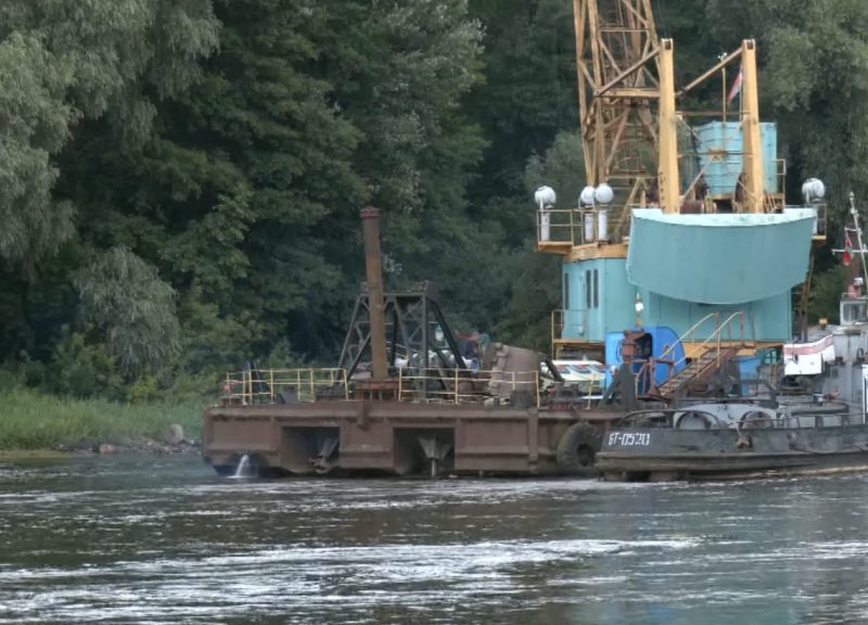 У Гродне пачалі ачышчаць дно Нёмана: можа дапамагчы праходзіць караблям Ачыстка дна Нёмана ў ваколіцах Ласосна