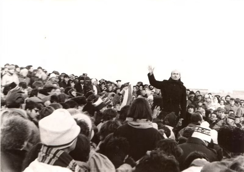 Дзяды 1988. Зянон Пазняк выступае на мітынгу, які сабраўся на полі каля Курапатаў. Фота з архіва Уладзіміра Арлова