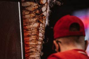 Прадукты пратэрмінаваныя, супрацоўнікі без даведак: санстанцыя знайшла парушэнні ва ўсіх гродзенскіх шаўрмічных шаурма