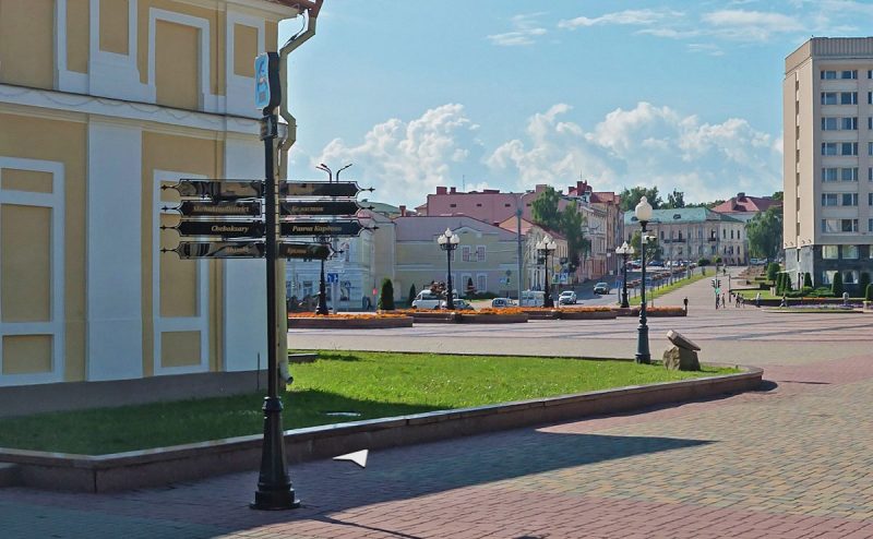 Бондарава парадавалася, што перамагла беларускую лацінку. Насамрэч, гэта быў расійскі трансліт Турыстычны паказальнік паміж плошчамі Леніна і Тызенгаўза ў Гродне. Лета 2023. Скрыншот Hrodna.life з сэрвісу Яндекс.Карты