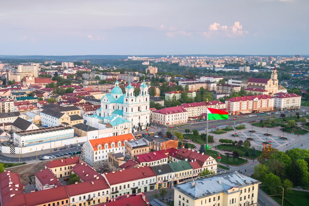 Флагшток на плошчы Савецкай у Гродне. Згенеравана рэдакцыяй Hrodna.life у нейрасетцы. Фота: traveling.by