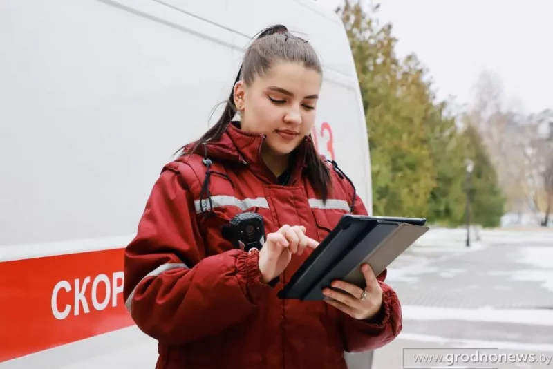 Фельчары хуткай дапамогі ў Беларусі ўжо год носяць камеры: калі яны могуць і нават абавязаны здымаць без дазволу пацыента? Фельчар Гродзенскай абласной станцыі хуткай дапамогі Лаліта Нікалаева носіць відэарэгістратар