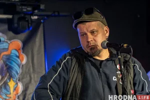Алесь Дзянісаў, фронтмэн гурта Dzieciuki, на канцэрце ў Беластоку 25 кастрычніка 2023 года
