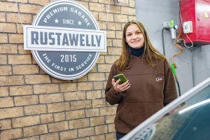 “Гэта не для дзяўчат!” Гродзенская настаўніца змяніла прафесію - цяпер паліруе BMW і Audi Дэйтлінг