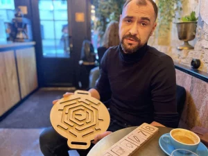 Гродзенец пачаў рабіць драўляныя цацкі, каб дапамагчы сыну з аўтызмам. Цяпер хоча ператварыць гэта ў сур’ёзную вытворчасць Трэнажор для дзяцей з аўтызмам