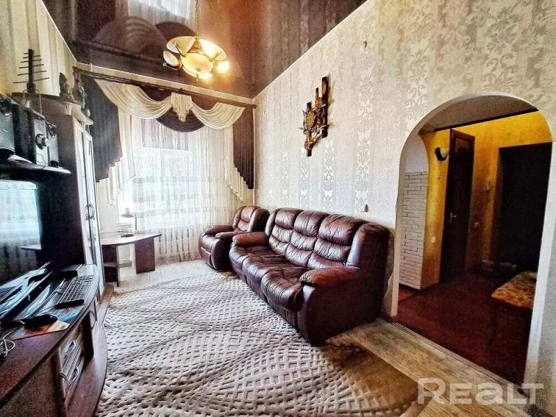 Нерухомасць тыдня: олдскульная кватэра са скуранай канапай у цэнтры Зала кватэры на Сацыялістычнай