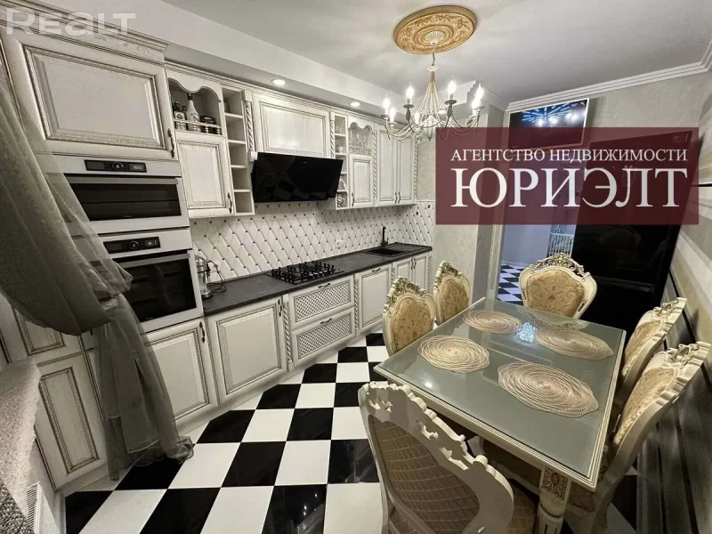 Нерухомасць тыдня: кватэра-палац з шахматнай падлогай і круглым ложкам Квартира на Огинского.