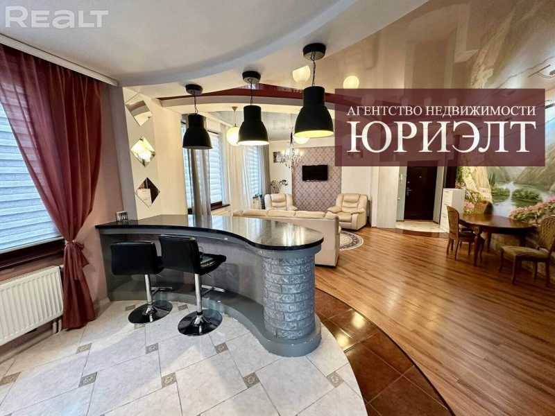 Нерухомасць тыдня: купіць кватэру ў стылі эклектыкі 2000-х з барнай стойкай і глянцавымі столямі Кухня ў кватэры на Парахавой