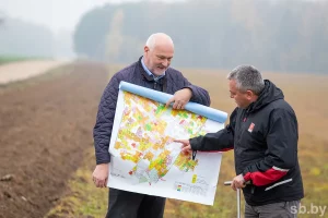 Дырэктар фірмы "Белабеддінг" заявіў, што іх "кінулі еўрапейцы". Былыя супрацоўнікі яшчэ судзяцца з ёй Уладальнікі плантацыі Цыбулька-Бел пад Лідай Ёрг Дорнаў і Юрый Куніцкі. Фота: sb.by