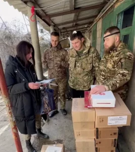 Гродзенскі манастыр перадаў падарункі расійскім салдатам ва Украіну: сярод іх лісты дзяцей нядзельнай школы Ксенія Лебедзева перадае падарункі ад Гаўрыілы з Гродна.