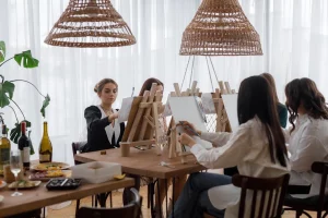 У творчай майстэрні "Аранжарэя" адкрылася другая студыя: ахвочых памаляваць у Гродне вельмі шмат Творчая майстэрня "Аранжарэя". Фота: orangereja.by