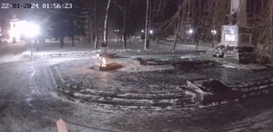 Здарэнне ля Вечнага агню ў ноч на 22 студзеня 2024 года. Хлопец апаганіў Вечны агонь - памачыўся на яго. Скрыншот з відэазапісу камеры назірання. Крыніца: міліцыя Гродна