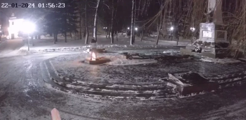 Гродзенца, які справіў патрэбу на Вечны агонь, асудзілі на два гады «хіміі» Здарэнне ля Вечнага агню ў ноч на 22 студзеня 2024 года. Хлопец апаганіў Вечны агонь - памачыўся на яго. Скрыншот з відэазапісу камеры назірання. Крыніца: міліцыя Гродна