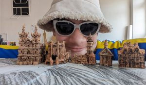 Гродна ў чамадане: мастак Яраслаў Кірвель стварыў макет горада з 200 вінных коркаў Мастак Яраслаў Кірвель і яго "чамаданны" Гродна з вінных коркаў. Фота з асабістага архіва