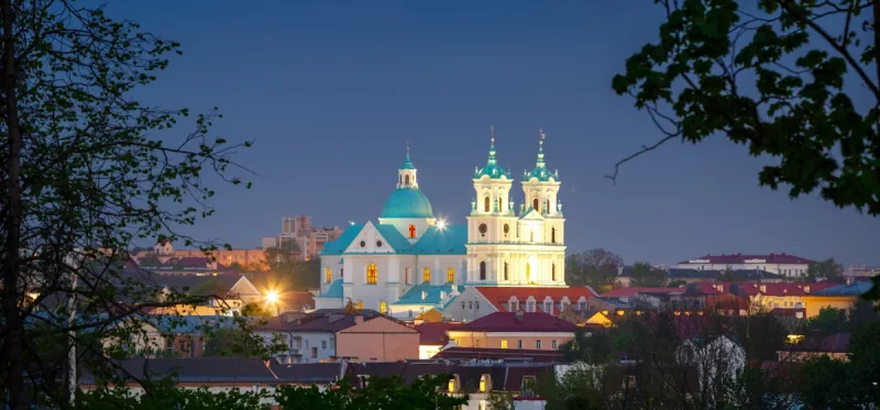 Погляд на гістарычны цэнтр Гродна ноччу. У цэнтры - Фарны касцёл. Фота: iStock