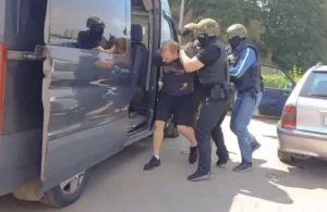 У Гродне затрымалі гукарэжысёра і дыджэя Аляксея Давідоўскага Затрыманне дыджэя Аляксея Давідоўскага ў Гродне. Скрыншот з відэа з канала гарадзенскіх сілавікоў