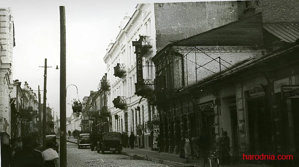 Белы будынак пасярэдзіне фота - гатэль і рэстаран "Еўропа" ў Гродна. Фота 1930-х. Крыніца: harodnia.com