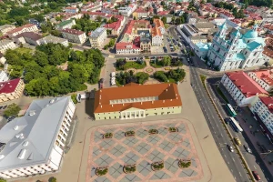 Так магла б выглядаць адноўленая класіцыстычная ратуша на галоўнай плошчы Гродна. Графічная рэканструкцыя на 1826 г. Гродзенская ратуша - ці можна яе адбудаваць?