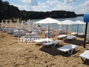 Як працуе абноўлены пляж на Юбілейным возеры: час і ўмовы пракату Пракат шэзлонгаў на Юбілейным возеры