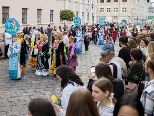 Націскалі чырвоную кнопку, садзілі дрэвы і каштавалі "губерцікі". Як прайшоў XIV Фестываль нацыянальных культур у Гродне Шэсце ў першы дзень Фестывалю нацыянальных культур у Гродне, 7 чэрвеня 2024. Фота: t.me/tusivgrodno