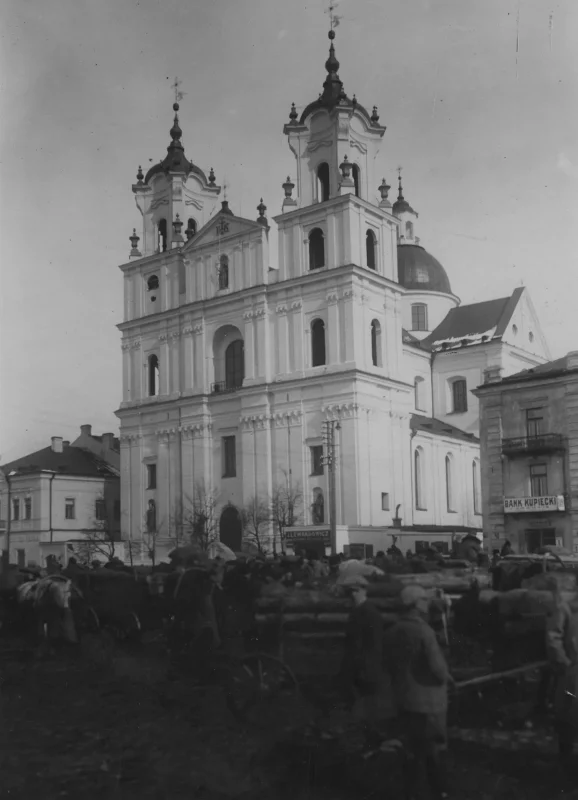 Гандаль дрэвам на плошчы Баторыя. Фота: Narodowe Archiwum Cyfrowe