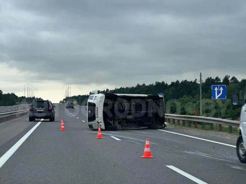 Шмат моладзі, парэзы і ўдары. Пад Шчучынам перавярнулася маршрутка маршрутка перевернулась под Щучином