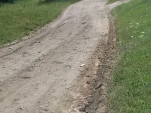 “Лепей бы не рабілі”. Жыхарам мікрараёна Солы прыйшлася выпраўляць дарогу пасля рамонту камунальнікаў Дарога ў Солах пасля рамонту