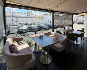 У цэнтры Гродна прадаюць два папулярныя кафэ. Адно — з відам на турму Кафэ "Барашка" прадаецца ў Гродне. Фота: b4y.by