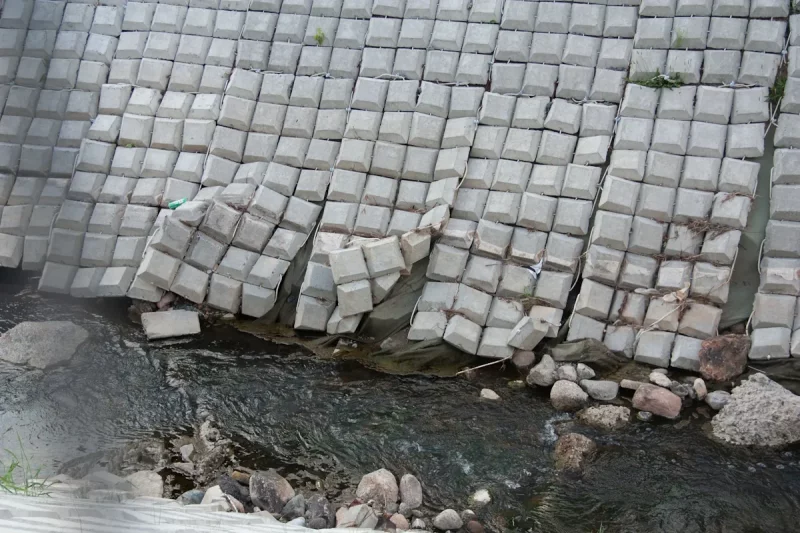 Хапіла на месяц: берагі Гараднічанкі, якія цалкам узялі ў бетон, ужо пачалі разбурацца Бераг Гараднічанкі, які разбураецца пасля летніх дажджоў. Фота: група "ГРОДНО" ў Facebook