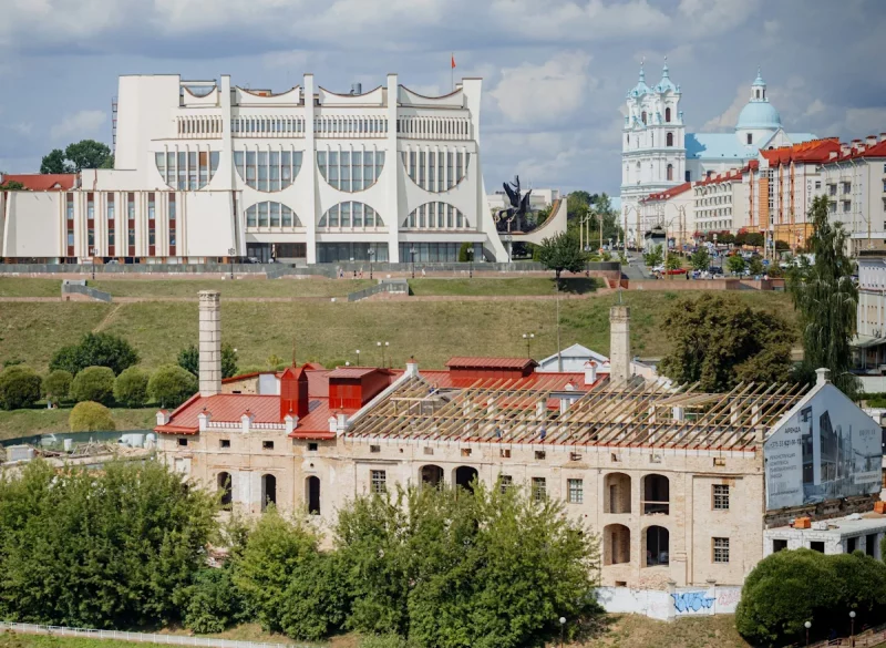 "Што не так у гэтым горадзе?" Вулічны музыка задаўся пытаннем, чаму ў Гродне няма жыцця Від на цэнтр Гродна 2024. Бачны драмтэатр, рэканструкцыя піўзавода, Фарны касцёл.