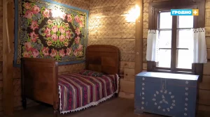 На Лідчыне распрацавалі першы тытульны турыстычны маршрут. Ён абышоўся танней за прэзентацыю — і толькі на рускай Экспазіцыя ў музеі "Старая хатка" ў гродзенскім лямусе. Скрыншоты Hrodna.life з відэа канала "Гродна Плюс"