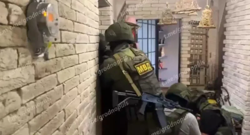 "Нацысты - ахвяры барацьбы з іншадумствам". Хто ў Гродне набівае свастыку і як іх за гэта пераследуюць Затрыманне ўдзельнікаў закрытай групы. Скрыншот Hrodna.life