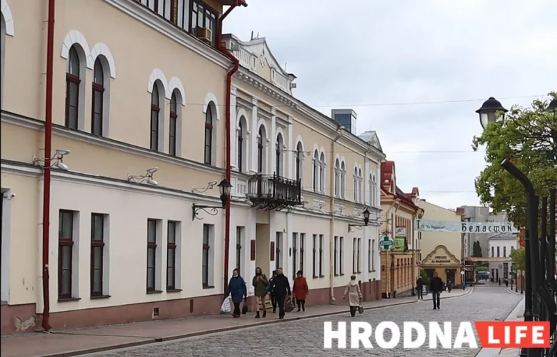 Былую адміністрацыю Ленінскага раёна зноў выставілі на аўкцыён: будынкі патаннелі ў два разы Будынак былой адміністрацыі Ленінскага раёна Гродна на Савецкай, 14. Фота з архіву Hrodna.life