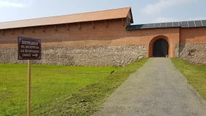 У двары Крэўскага замка выявілі падмурак невядомай раней пабудовы Крэўскі замак. Фота: museumsmorgon.by