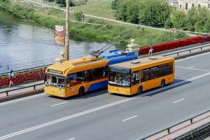 Грамадскі транспарт на Старым мосце ў Гродне. Транспарт уплывае на якасць паветра ў горадзе. Фота: STRT LFA, unsplsah.com