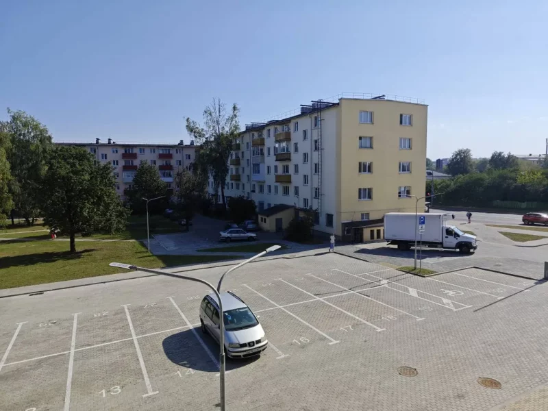 Гродзенцы абурыліся з-за платнай паркоўкі ля адной з новабудоўляў - $2000 за месца Платная паркоўка каля дому на вуліцы Савецкіх пагранічнікаў. Фота: S13.ru