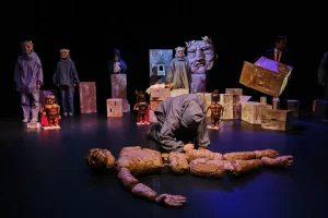 “Раней было развіццё, сёння - захаванне таго, што існуе”. Як мiжнародны фестываль тэатра лялек у Гродне стаў “зборам” сяброўскіх краін (і чаму на яго ўсё ж варта ісці) Спектакль "Антигона" Малого театра кукол (Санкт-Пецярбург, Расія), пастаўлены галоўным рэжысёрам Гродзенскага тэатра лялек Алегам Жугждам