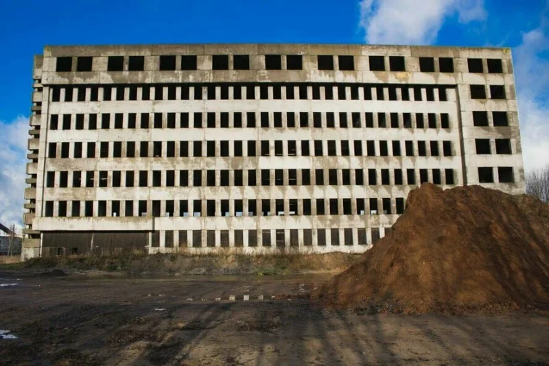 Закінутую гасцініцу ў Смаргоні знясуць пасля няўдалых спробаў продажу Недабудаваная гасцініца ў Смаргоні.