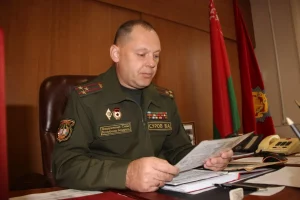 У ЗАК Гродна новы камандзір - генерал Вадзім Сураў. Раней ён кіраваў вучэбным цэнтрам у Печах, дзе салдат скончыў жыццё самагубствам Вадзім Сураў падчас службы ў Печах, 2022 год. Фота: Мінская праўда