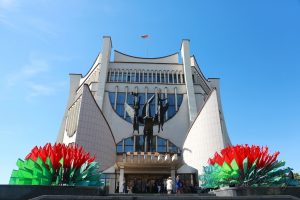 Новыя праверкі на мяжы і чырвона-зялёныя сцягі і значкі. Як прайшоў тыдзень у Гродне і вобласці Сцягі чырвона-зялёны драмтэатр