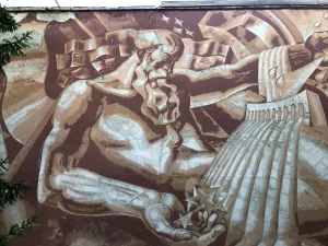 Трэшчына можа знішчыць помнік сацрэалізму ў Гродне. Як яго ўратаваць? Савецкае манументальнае мастацтва. Трэшчына на сграфіта "Песня пра Нёман". Фота: Facebook-група "Гродна"