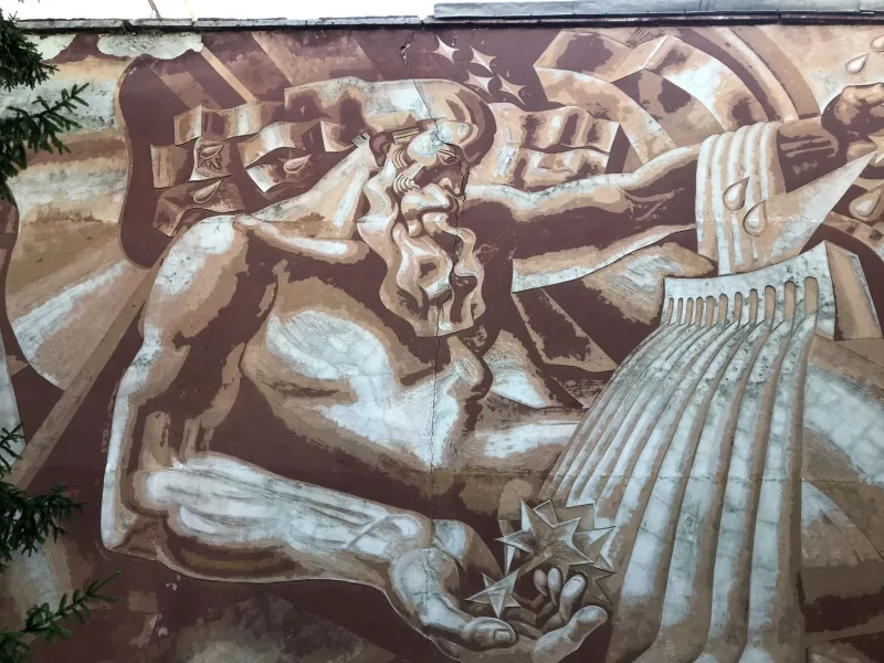 Савецкае манументальнае мастацтва. Трэшчына на сграфіта "Песня пра Нёман". Фота: Facebook-група "Гродна"