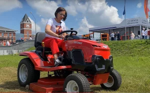 У Смаргоні запусцілі вытворчасць першай беларускай газонакасілкі. Як яна працуе? Першая беларуская газонакасілка. Скрыншот Hrodna.life відэа