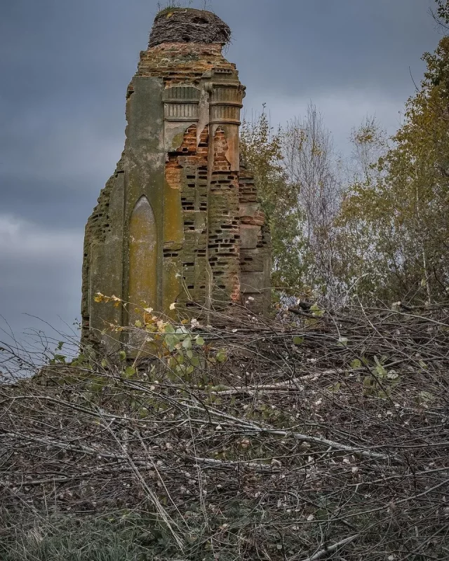 Руины костела в Сулятичах