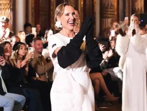 "Акцэнт" пашыў пальчаткі, "Макей" - сумкі. Як гродзенка паказала сваю калекцыю на Тыдні моды ў Парыжы Мадэлі з калекцыі Кацярыны Карлацяну