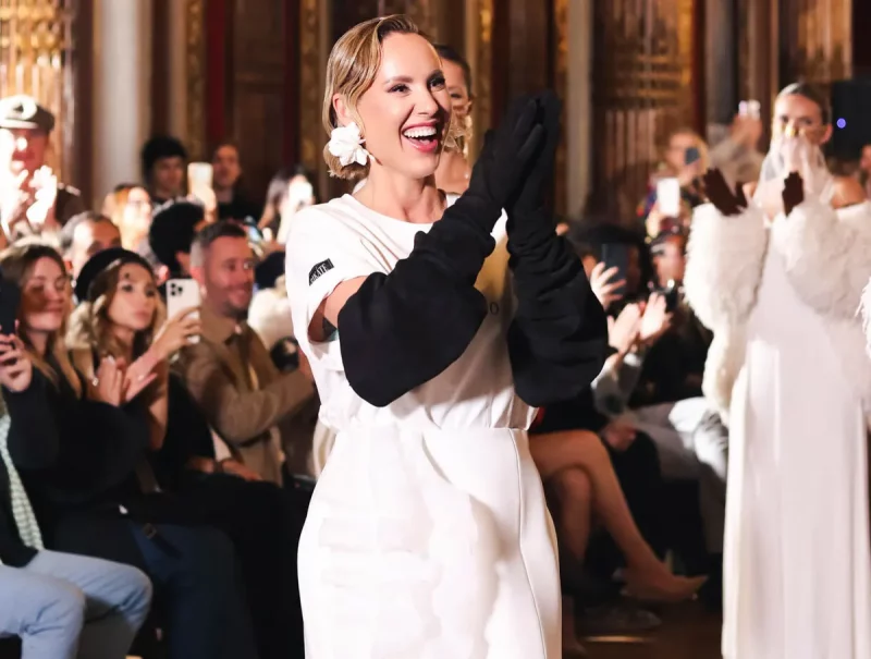 "Акцэнт" пашыў пальчаткі, "Макей" - сумкі. Як гродзенка паказала сваю калекцыю на Тыдні моды ў Парыжы Мадэлі з калекцыі Кацярыны Карлацяну