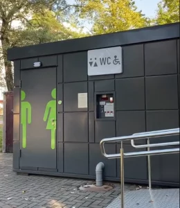 «Аплата праходзіць - дзверы замкнёныя». Як працуюць новыя модульныя прыбіральні ў Гродне модульны туалет у парку Жылібера ў Гродне